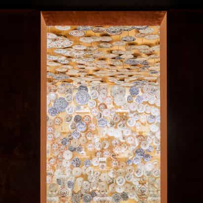 Tom Postma Diseño suspende 1.400 platos de porcelana en la sala de oro-dorado en la Fondazione Prada