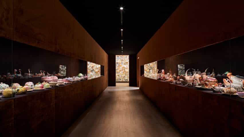 Pasillo con soperas en la exposición de porcelana de habitaciones diseñado por Tom Postma Diseño de la Fondazione Prada