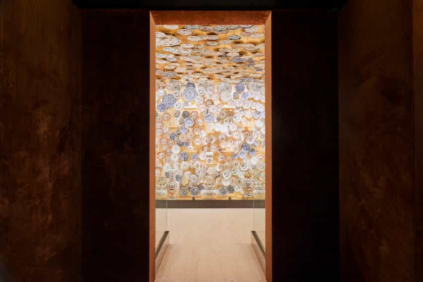 El cuarto de la porcelana de oro en la exposición de porcelana de habitaciones diseñado por Tom Postma Diseño de la Fondazione Prada