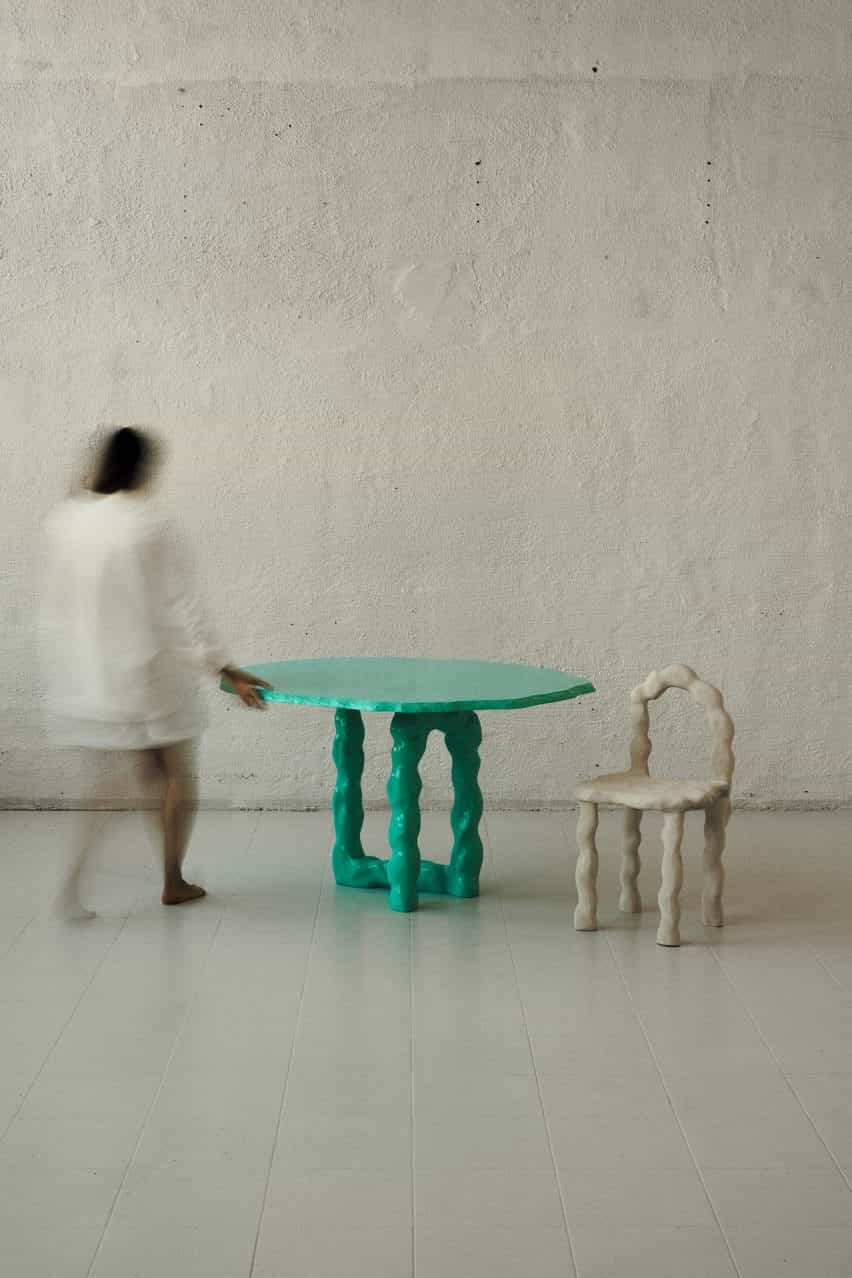 Silla de comedor Viride y mesa de comedor por Anna Maria Øfstedal Eng en la exposición Ny Normal de Fold Oslo