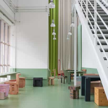 El café contemporáneo de Copenhague cuenta con sillas de madera hechas por 25 diseñadores