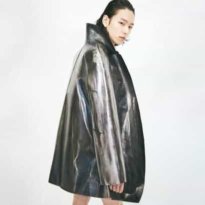 Loewe y Elie Hirsch crean chaquetas "reduccionistas" de cobre y peltre