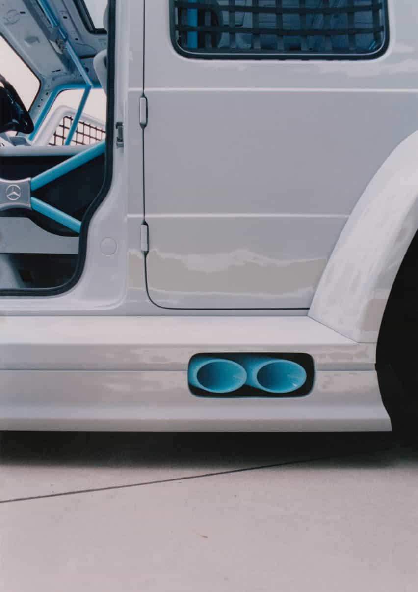 tubos de escape azules en coche Proyecto Geländewagen por Virgilio Abloh y Mercedes Benz
