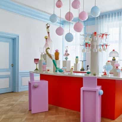 Helle Mardahl llena el apartamento de Copenhague con vidrio de color caramelo