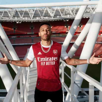 Arsenal presenta kit de cubierta de V informada por la historia del arte deco club