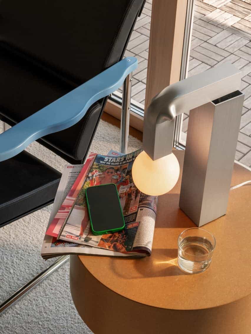 Lámpara de metal sobre la mesa por silla
