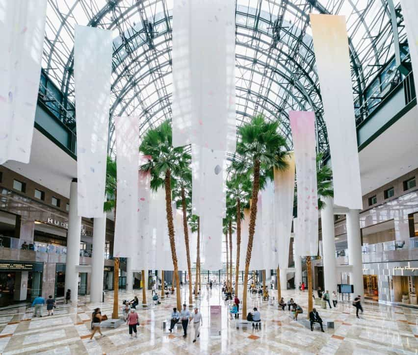 Carteles suspendidos de Miya Ando en el centro comercial Brookfield Place