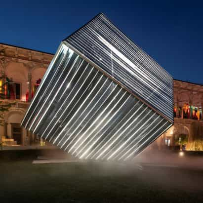 MAD instala un cubo de ETFE reflectante en la semana del diseño de Milán