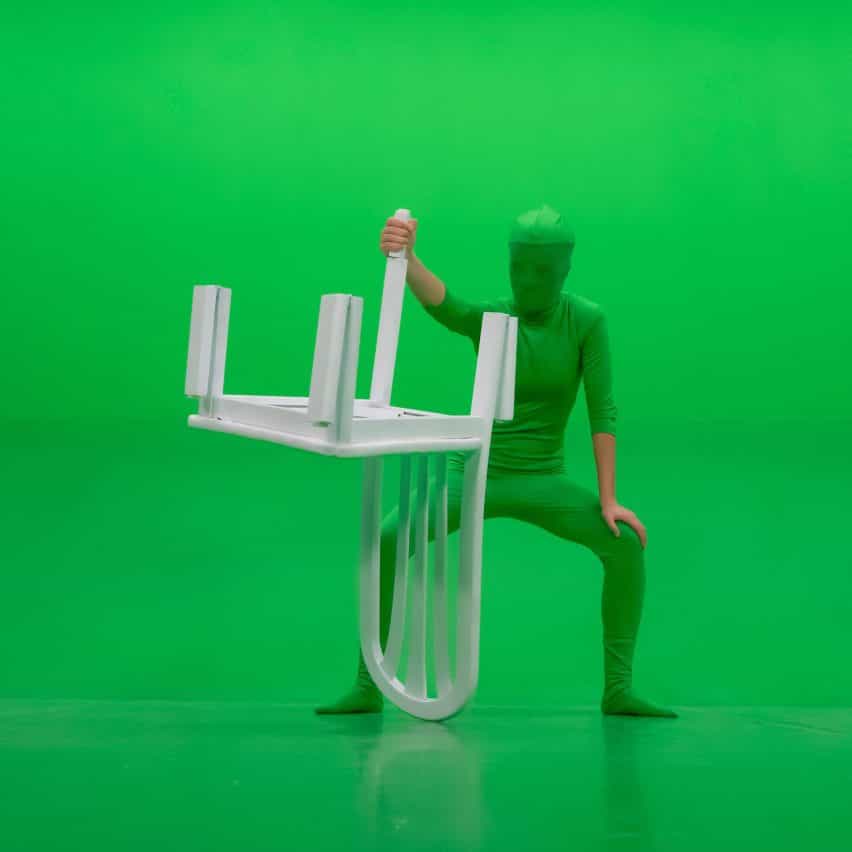 Un hombre está sentado en una silla delante de un grupo