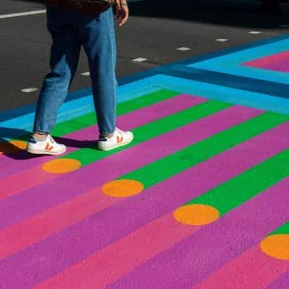 Yinka Ilori crea 18 coloridos cruces sobre las calles de Londres