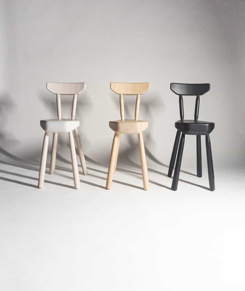 Tres sillas de madera con acabados naturales, blancos y negros de Ca 'lya