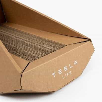 Dezeen Debate presenta una casa de gatos de cartón Tesla de "nivel de entrada"