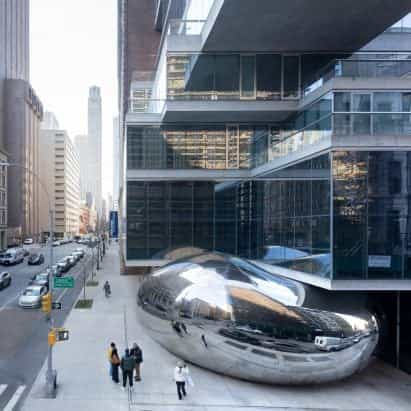 Iwan Baan fotografía la escultura de Anish Kapoor aplastada bajo el rascacielos de Nueva York