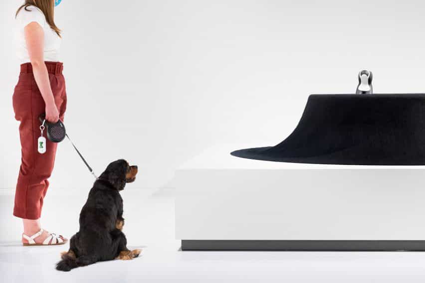 Veo que la mesa de fieltro negro por Asif Khan de Arquitectura para perros en Japón House Londres