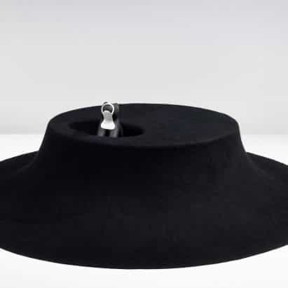 Asif Khan diseña mesa de fieltro negro con rincón para los perros para acurrucarse en el interior