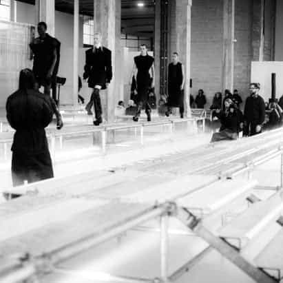 Rick Owens hace referencia a siluetas arquitectónicas en la pasarela industrial del Palais de Tokyo