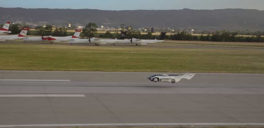 AirCar despega de una pista de aterrizaje del aeropuerto