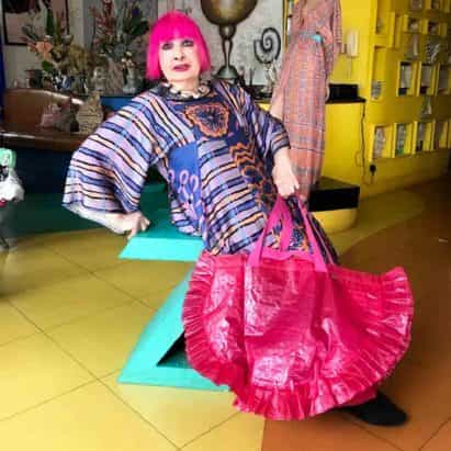 Zandra Rhodes da bolsa de IKEA Frakta un cambio de imagen de color rosa y con volantes