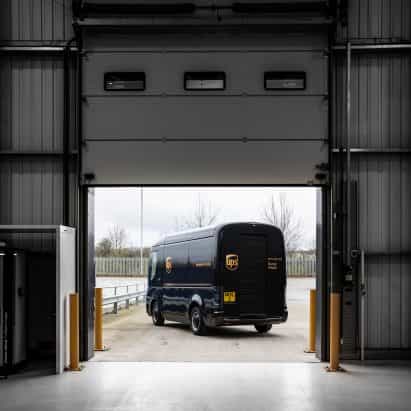 furgonetas de reparto de UPS consiguen cambio de imagen eléctrica de llegada