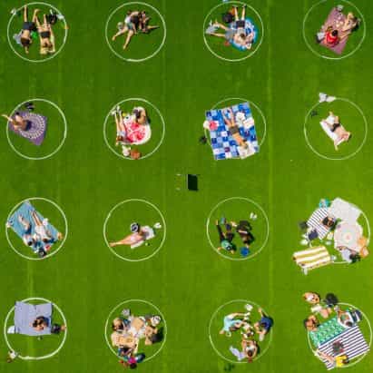 círculos blancos promover el distanciamiento social en el Parque del Dominó hierba en la ciudad de Nueva York