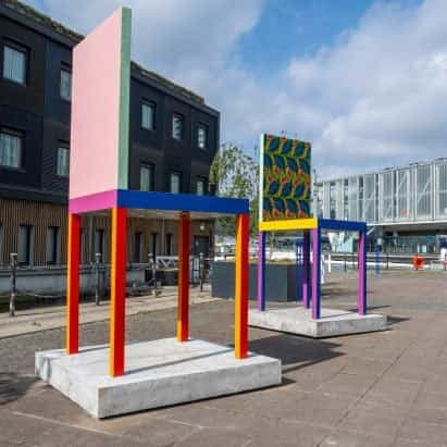 Yinka Ilori coloca sillas gigantes en el paseo artístico de The Line en Londres