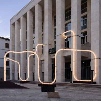 Objetos de interés común instala luz en forma de serpiente en la plaza de Bérgamo