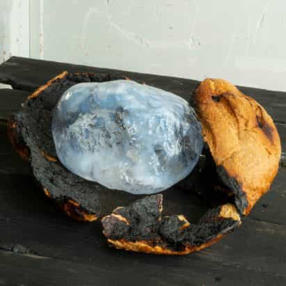 Bruno Baietto crea jarrones simbólicos soplando vidrio dentro del pan
