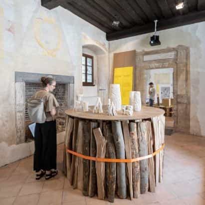 Medprostor apila leña para la exposición bienal de diseño de Liubliana