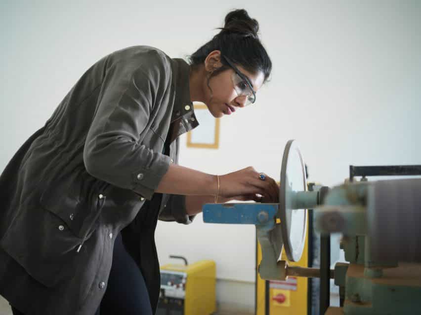 Un estudiante de diseño de Pearl Academy operando una máquina