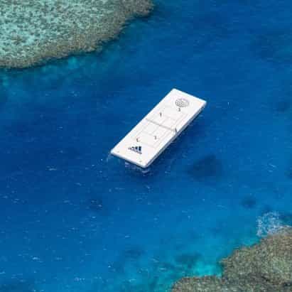 Adidas y Parley for the Oceans lanzan cancha de tenis flotante en la Gran Barrera de Coral