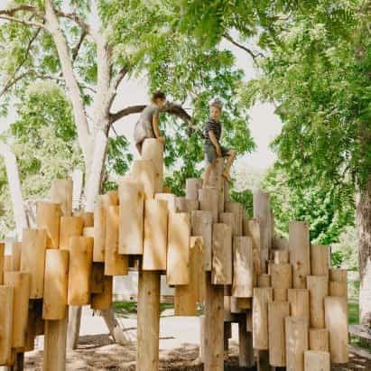 Kengo Kuma y Earthscape crean una estructura de patio de recreo de "montaña de madera"