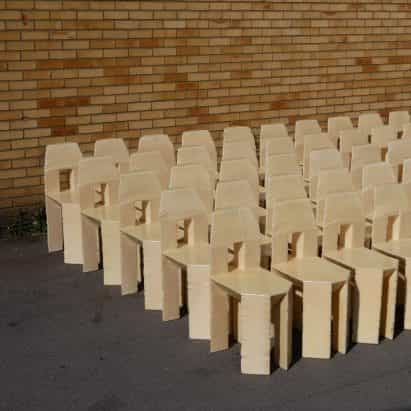 Max Lamb elabora 60 sillas hechas a mano en tres días