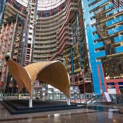 La Bienal de Arquitectura de Chicago llena el Thompson Center posmoderno con instalaciones