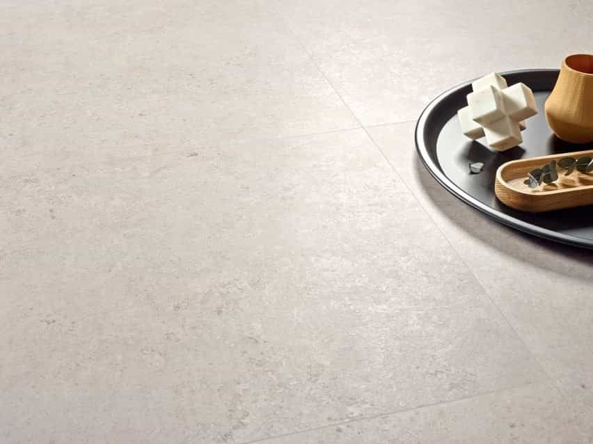 Baldosas de piedra caliza de Roca en un tono claro utilizadas como suelo
