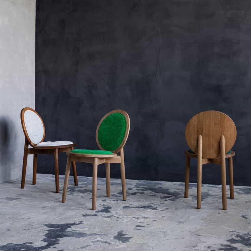 Tres sillas de madera con asientos circulares tapizados en blanco y verde por Ca 'lya