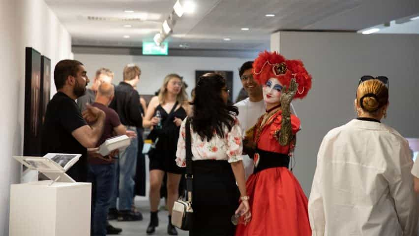 Foto de personas en el pasillo de la Universidad de Artes de Bournemouth