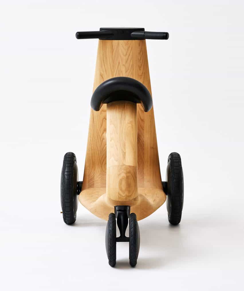 Mikiya Kobayashi diseña Scooter eléctrico AIA-Ai hecho de madera