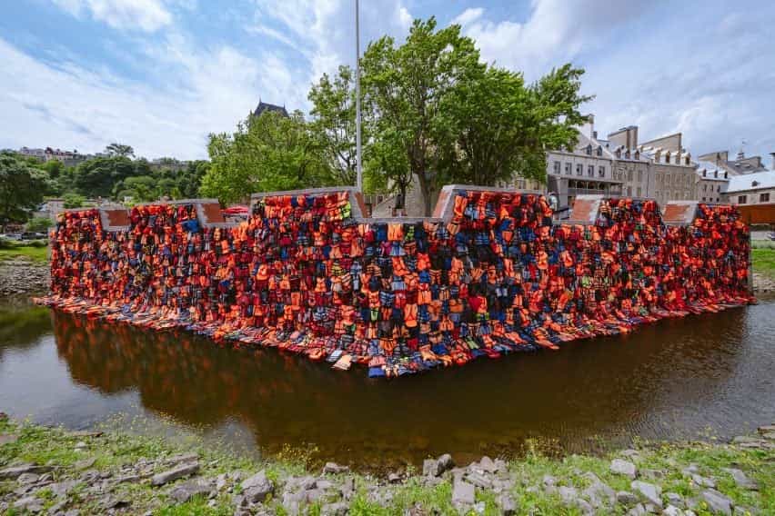 Instalación de chalecos salvavidas en la ciudad de Quebec por Ai Weiwei