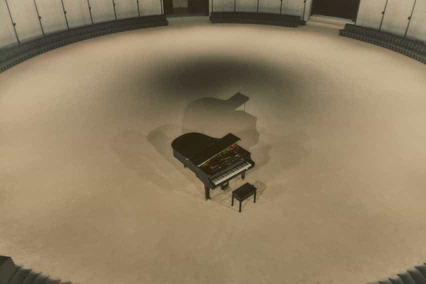 Imagen interior de un piano en el espectáculo de Saint Laurent