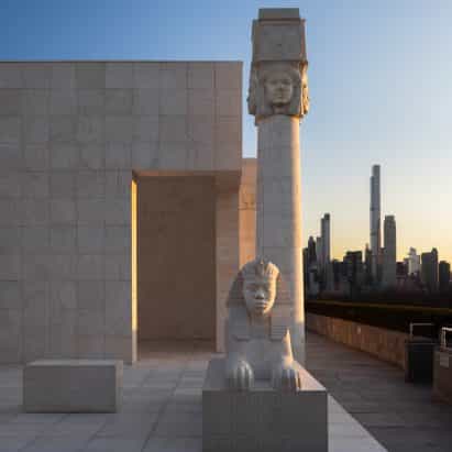 Lauren Halsey cubre la monumental instalación egipcia en la azotea del Met con arte callejero de Los Ángeles