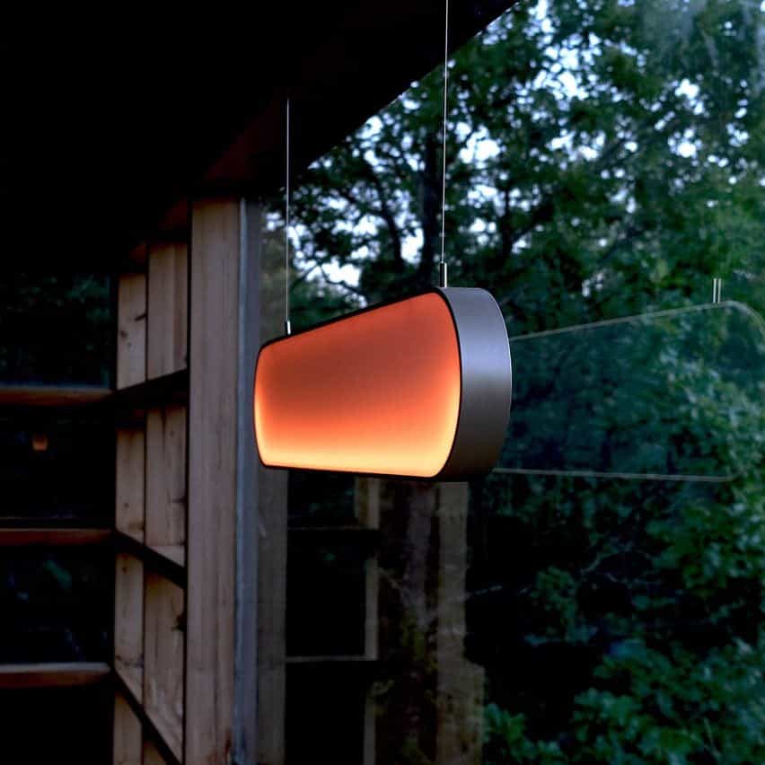 Lámpara naranja brillante colgada en la ventana
