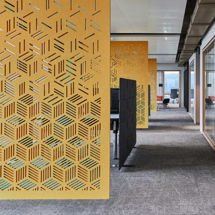 Paneles de pared archisónicos amarillos de Impact Acoustic utilizados como separadores de habitaciones en una oficina
