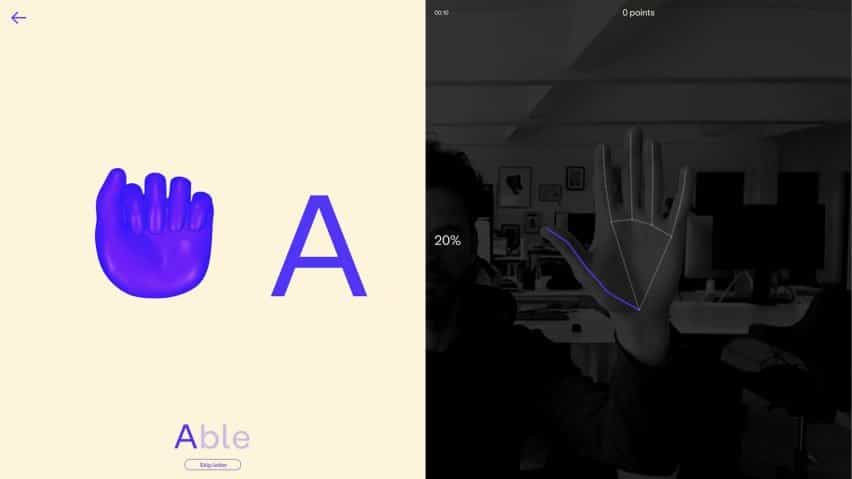 La pantalla dividida de FingerspA muestra la letra A y una mano en 3D en forma de saludo de puño en el lado izquierdo y una vista de la cámara web de la palma plana de un usuario en el lado derecho