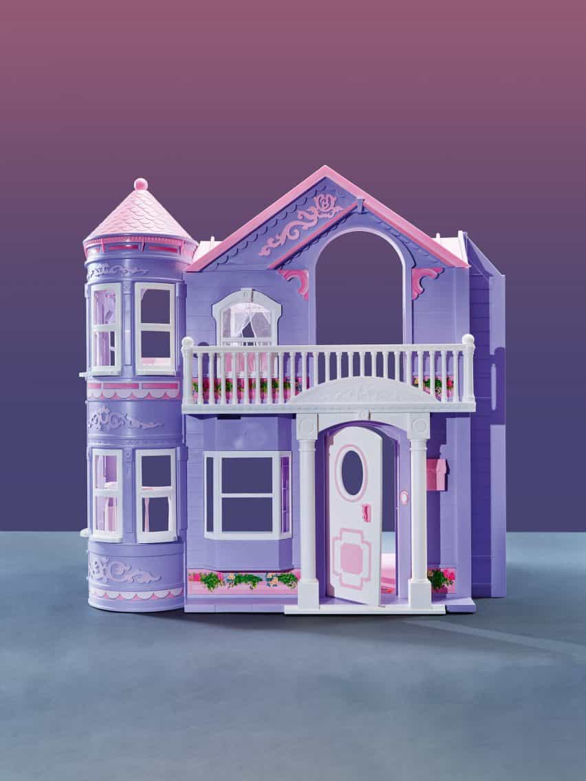 Casa de muñecas púrpura con aspecto de castillo de 2000