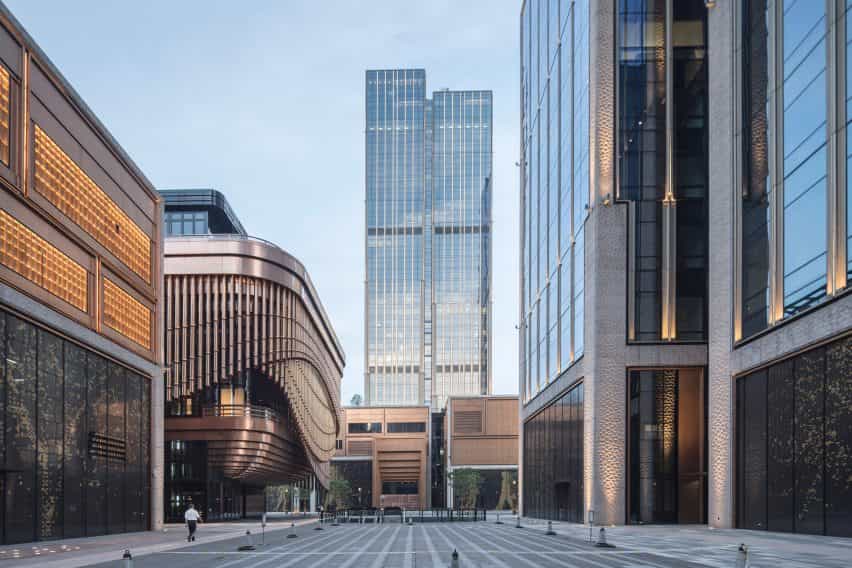 Dúo de rascacielos de Shanghái en el Bund Finance Centre por Heatherwick Studio y Foster + Partners