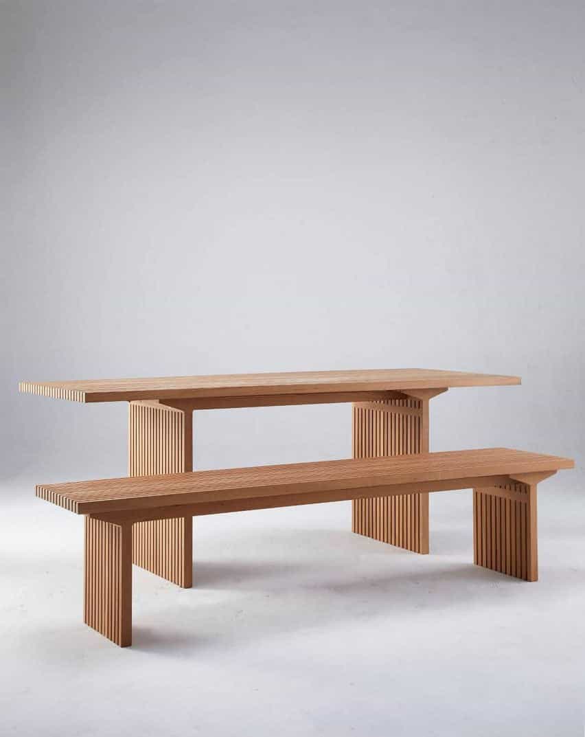 Mesa y banco de madera en habitación blanca