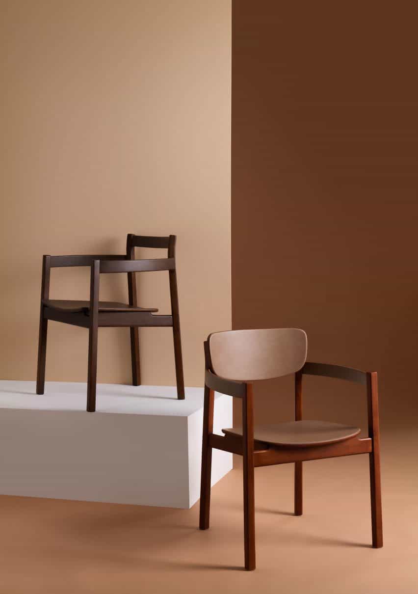 Foto de sillas marrones sobre fondo marrón