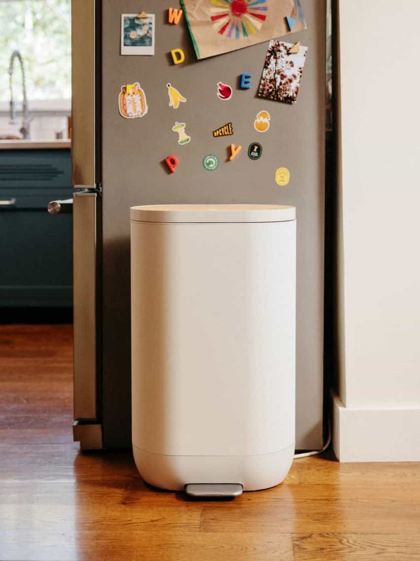 Foto del contenedor de basura de alimentos del molino en una cocina