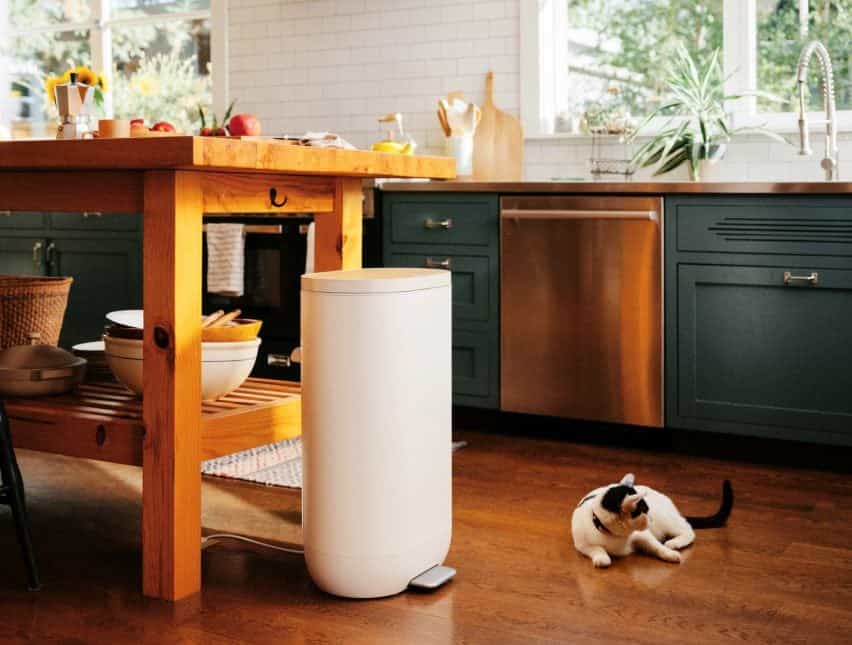 Foto del contenedor de basura de alimentos del molino en una cocina