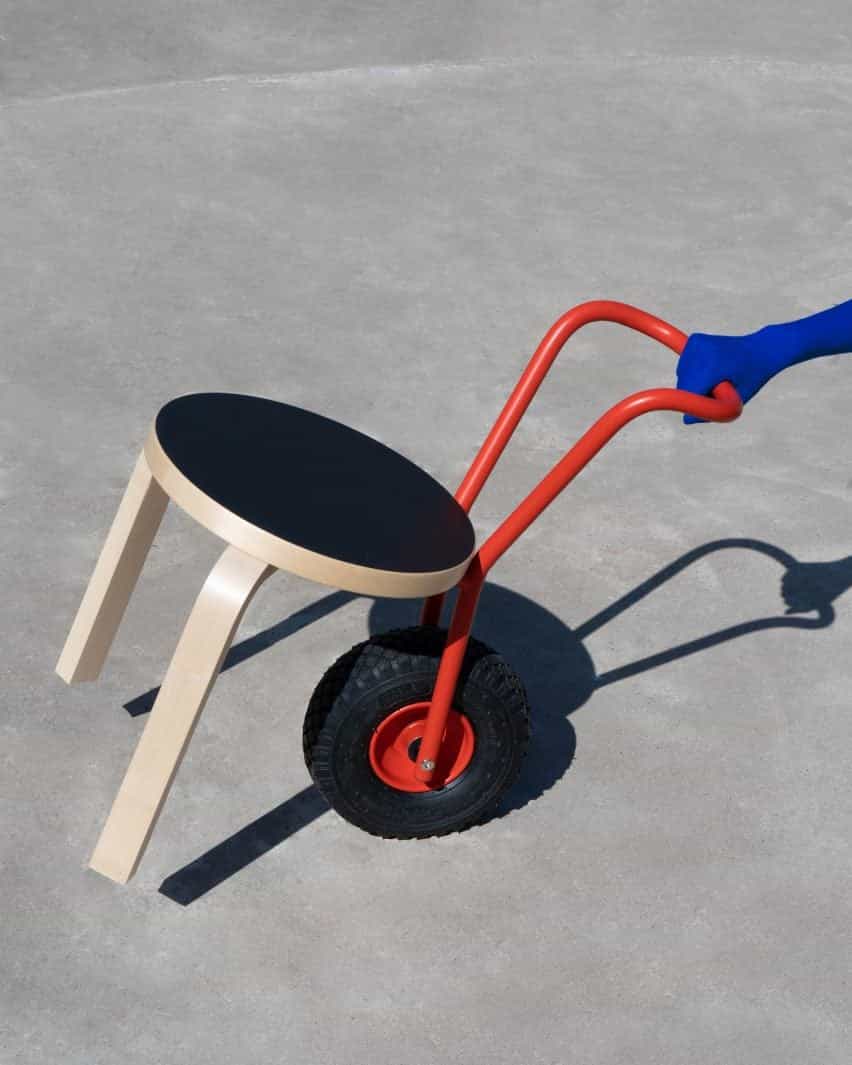 Wheeling es una silla de ruedas hecha por Marco Renna en ÉCAL usando un taburete Artek